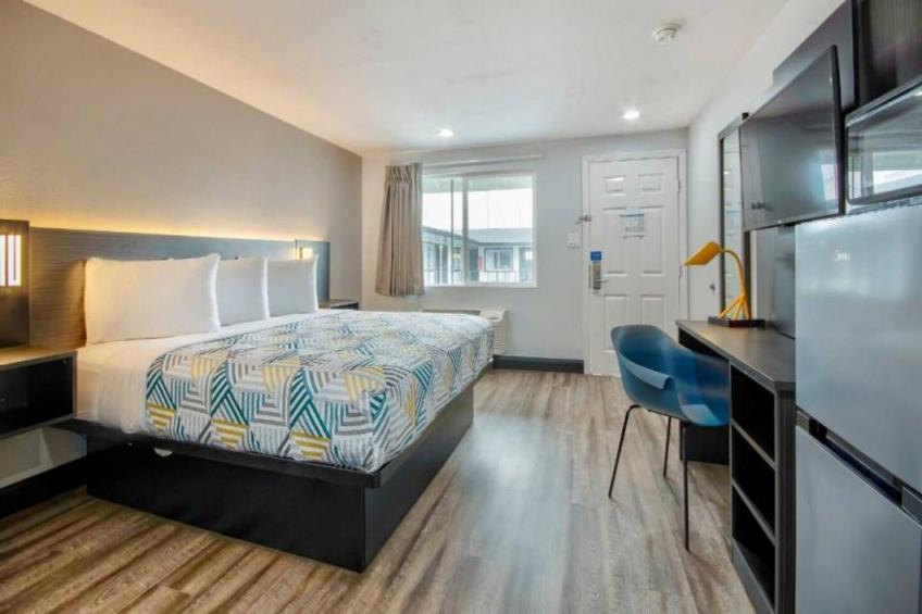 1 King Bed  Non-Smoking Kitchen - foto 15