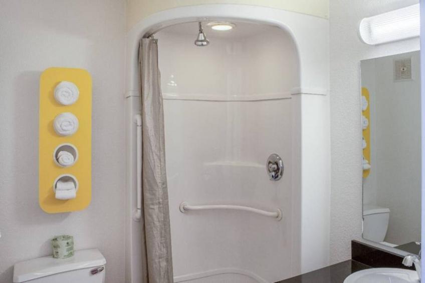 1 Queen Bed  ADA/RI Shower - foto 3