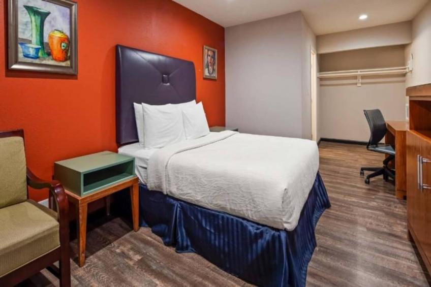 1 Queen Bed  Non-Smoking Micfridge - foto 13