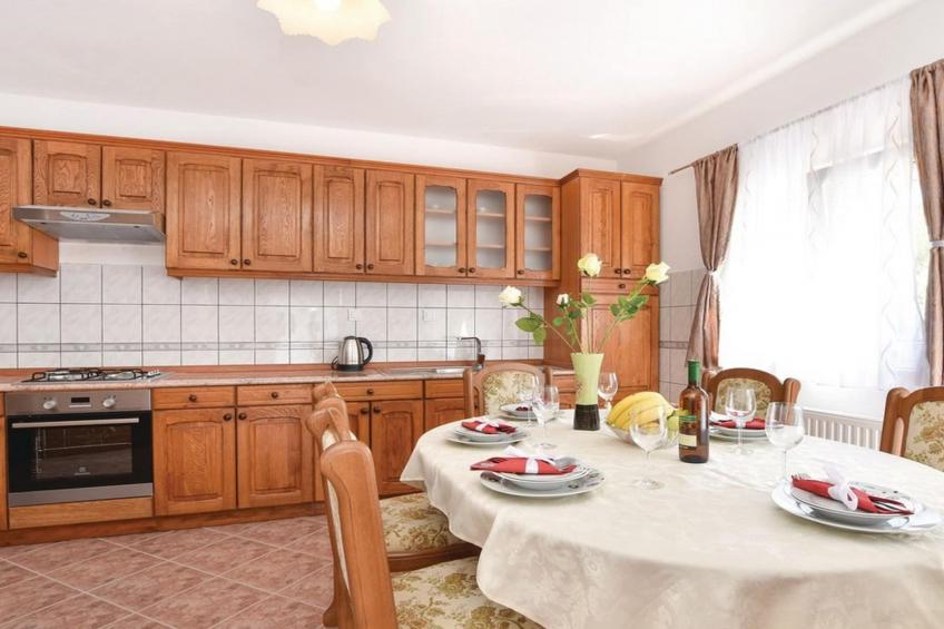 Serene Villa with Pool, BBQ, and Authentic Tavern Surrounded by Nature - Five Bedroom Holiday Home - foto 5
