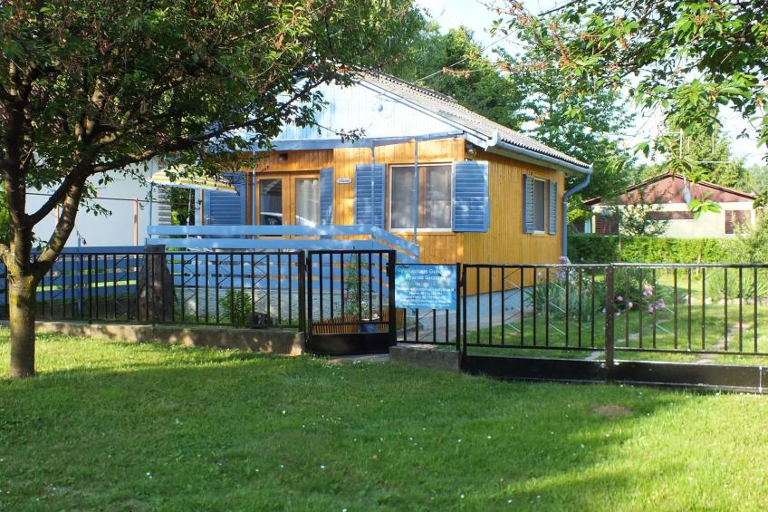 Freistehendes Ferienhaus beim Wellnessbad mit eingezäuntem Garten und Terrasse