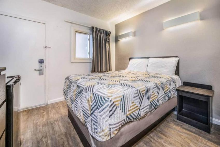 1 Queen Bed  Mini Fridge - foto 11