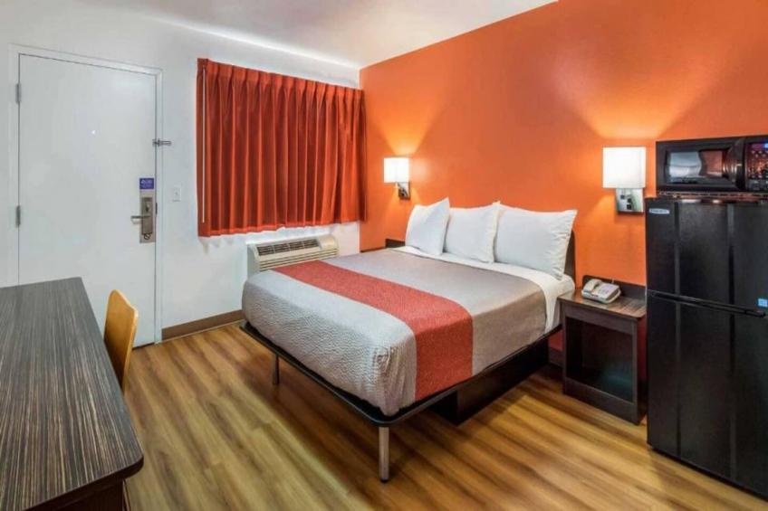 1 Queen Bed  Micfridge - foto 11