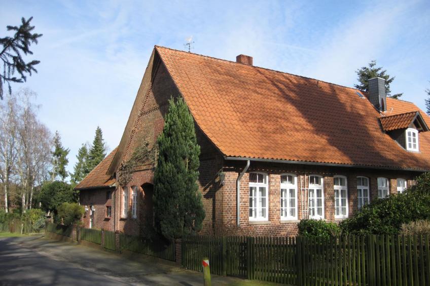 in ehemaliger Dorfschule am Dorfrand