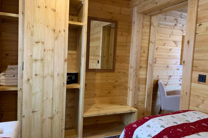 Die Ski-Suite hat ein Schlafzimmer und ein kleines Wohnzimmer ohne Küche. - foto 12