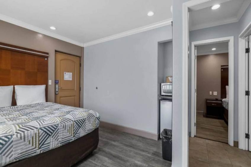 1 Queen Bed  Non-Smoking Micfridge - foto 13
