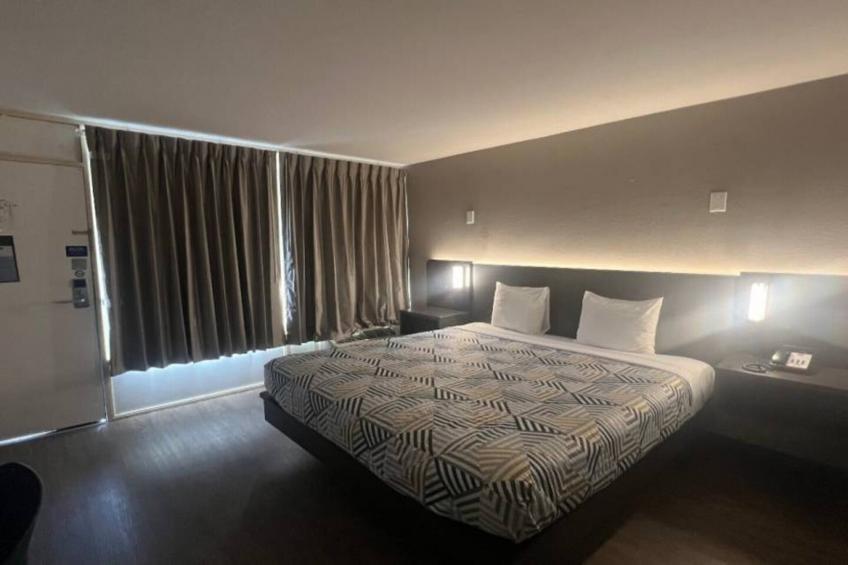 1 King Bed  Non-Smoking Micfridge - foto 12