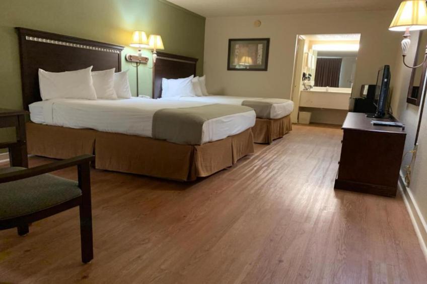 2 Queen Beds  Non-Smoking Micfridge
