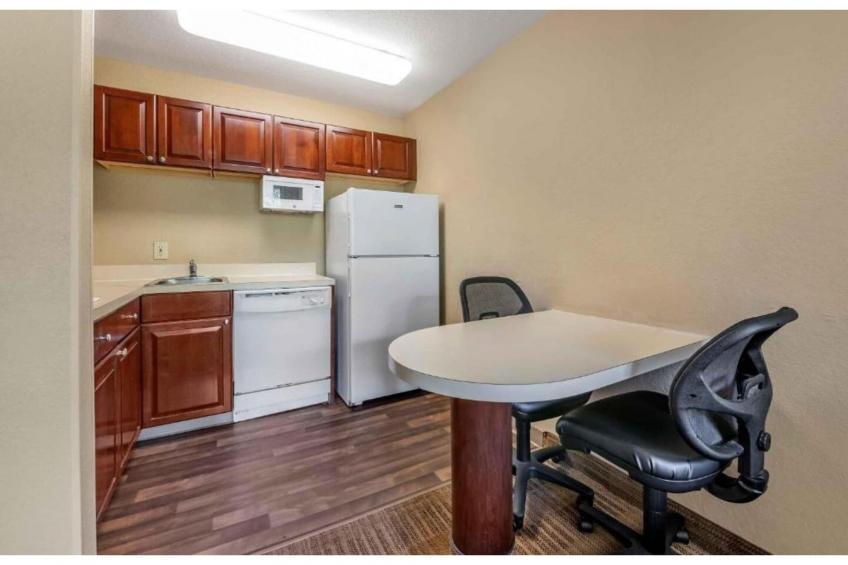 1 King Bed | Non-Smoking, Kitchen - foto 37