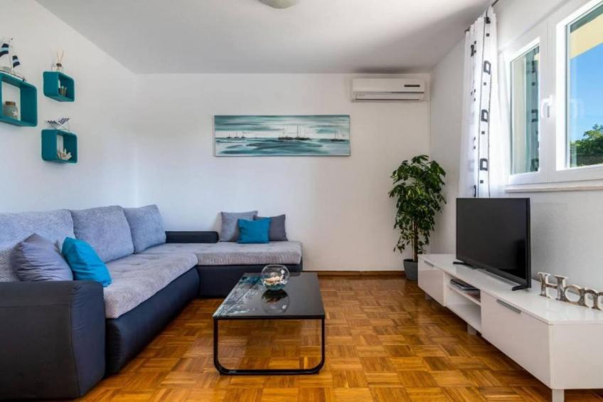 Tranquil Oasis Holiday Home Primorski Dolac with Pool - Three Bedroom Holiday Home with Pool