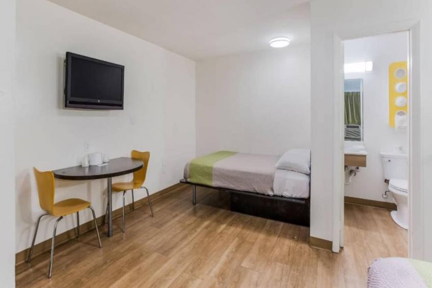 1 Queen Bed  ADA/RI Shower/Non-Smoking - foto 20