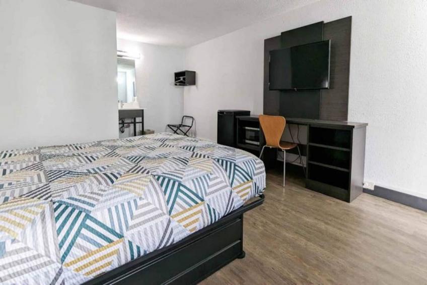 1 Queen Bed  Micfridge - foto 6