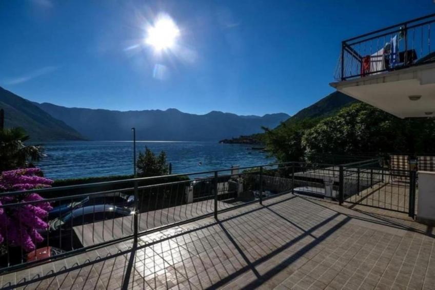 Charming Seaside Escape in Kotor - One Bedroom Apartment with Sea View 1 - foto 12