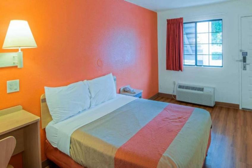 1 Queen Bed  Micfridge - foto 8