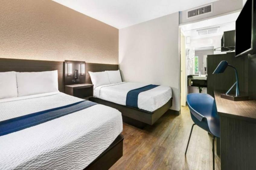1 Queen Bed  Premium Micfridge - foto 11