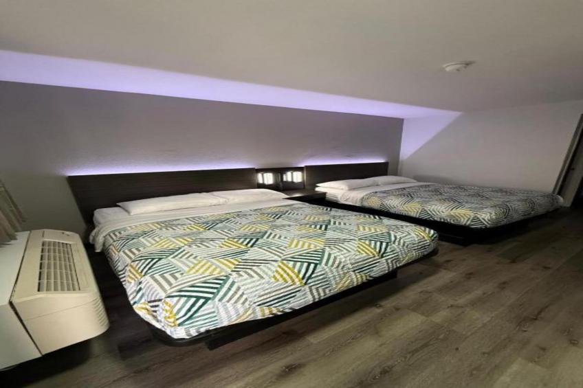 2 Queen Beds  Non-Smoking Micfridge - foto 12