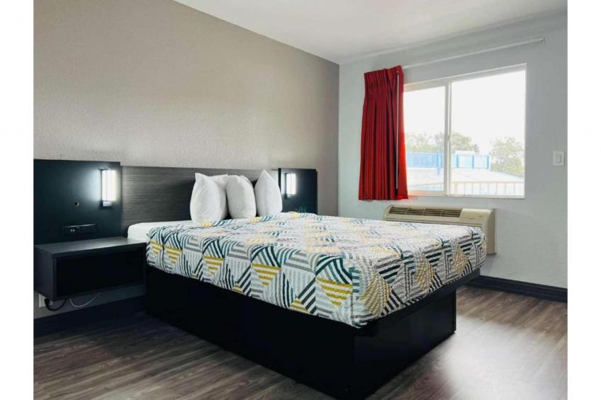 1 Queen Bed