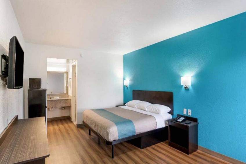 1 King Bed  Non-Smoking Micfridge - foto 3