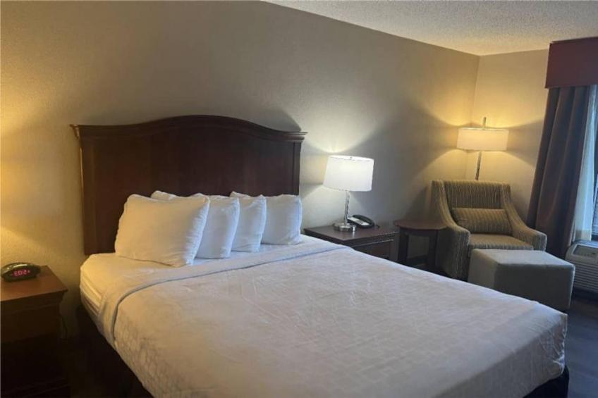 1 Queen Bed  Non-Smoking Micfridge - foto 14