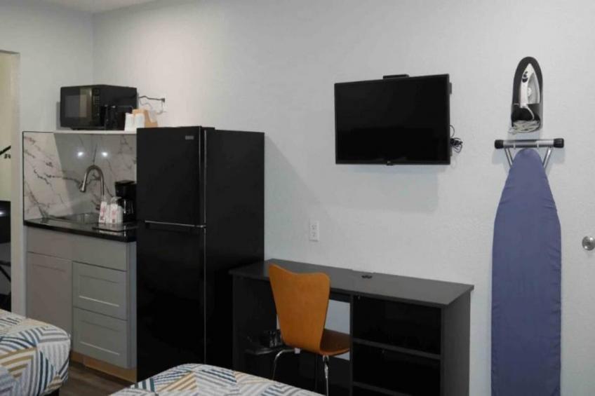 1 Queen Bed  ADA/RI Shower/Nsmk/Kitchen - foto 7