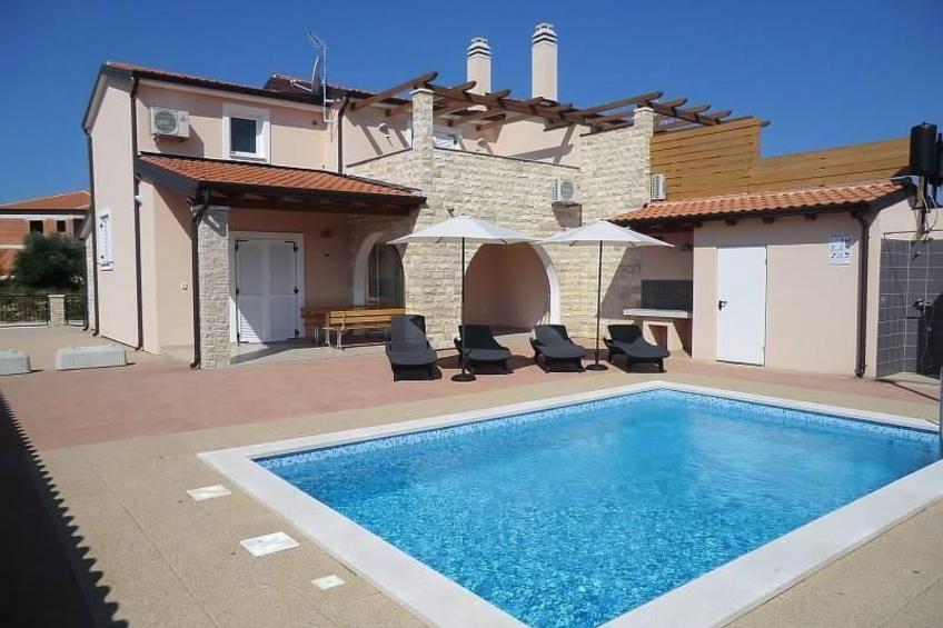 mit Pool, Terrasse und Parkplatz