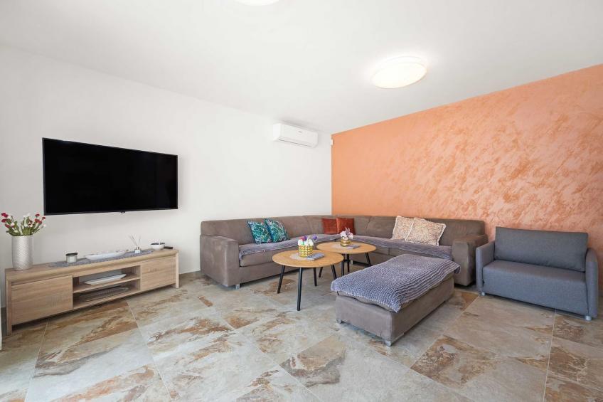 Villa Nur Amela with Pool, Jacuzzi, Darts - foto 14