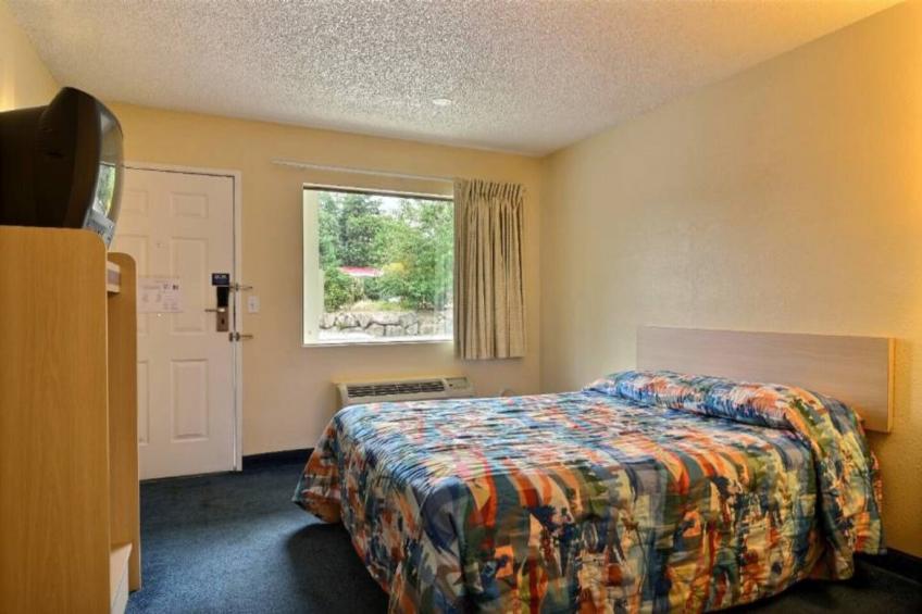 1 Queen Bed  Micfridge Non-Smoking - foto 7