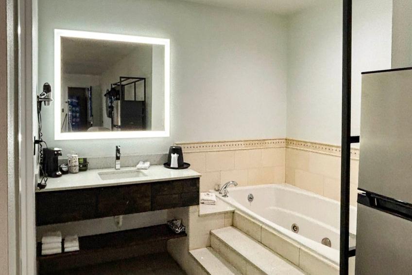 1 King Bed | Non-Smoking, Micfridge - foto 24