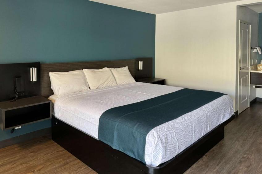 1 King Bed  Non-Smoking Micfridge