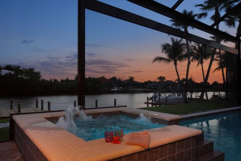 Luxuriöse Villa mit privatem Steg