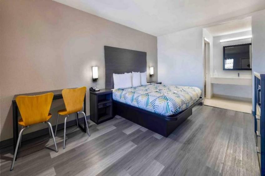 1 King Bed  Mobility Accessible Tub Nsmk - foto 3