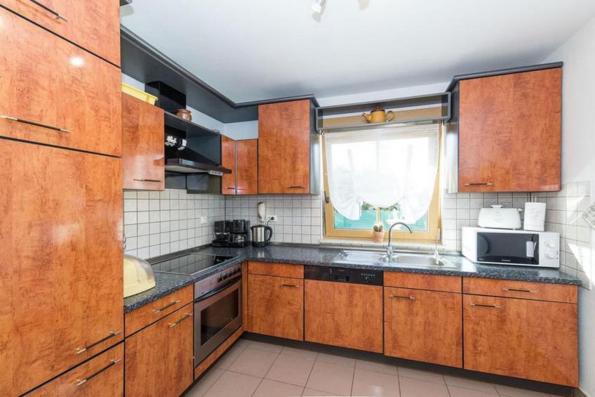 Spacious Holiday Home with Pool and Hot Tub in Kastel Stari - Four Bedroom Holiday Home with Pool - foto 5