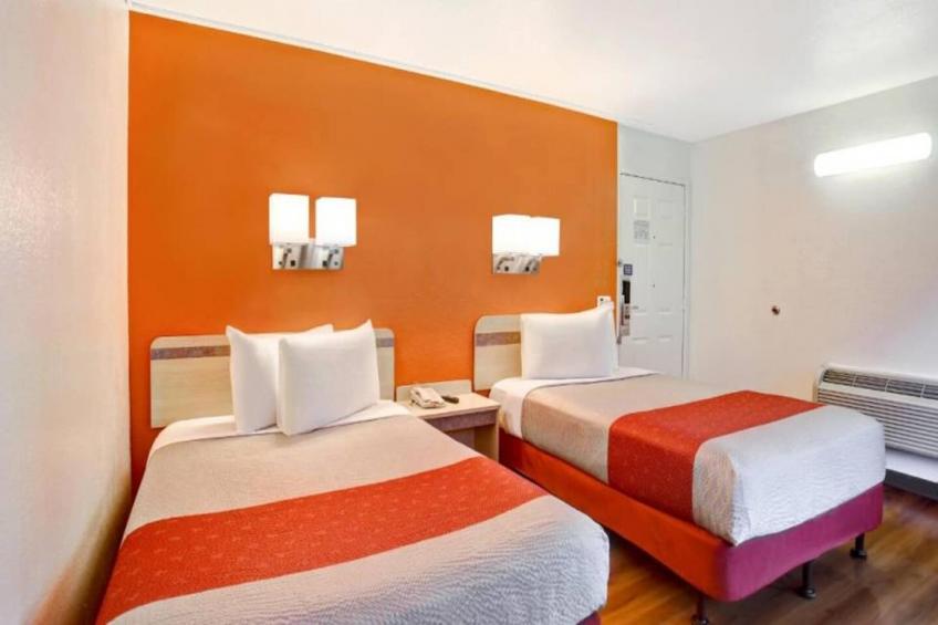 2 Full Beds  Deluxe Micfridge - foto 7
