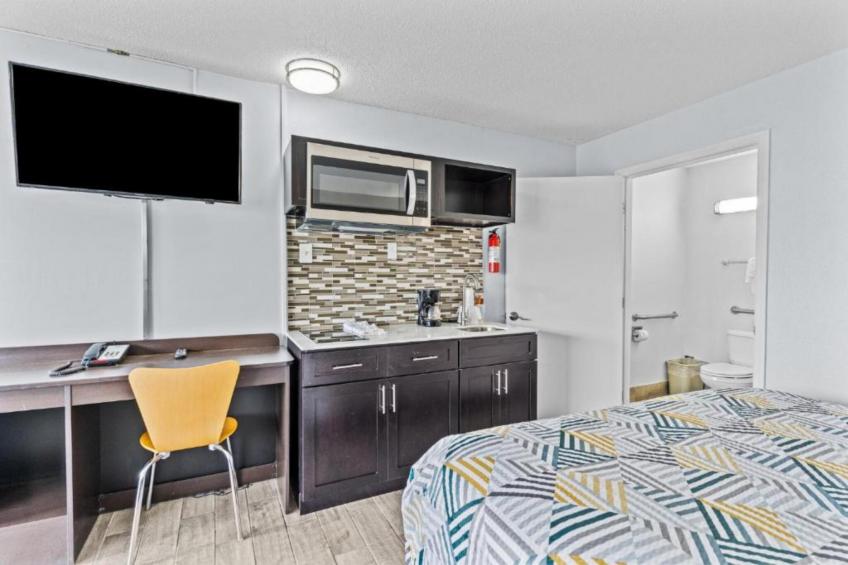 1 Queen Bed  Non-Smoking Kitchen - foto 7