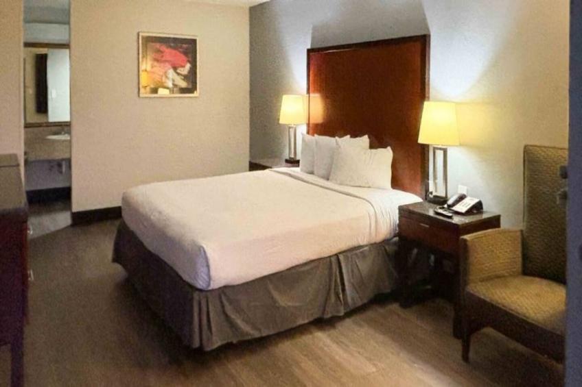 1 King Bed  Smoking Micfridge - foto 2
