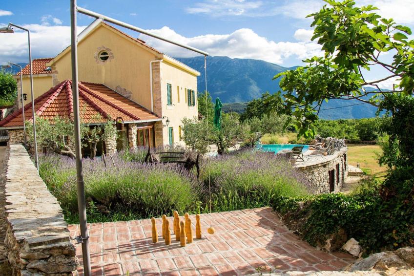 Authentic Dalmatian Hillside Escape with Pool, Sauna & BBQ - Seven Bedroom Holiday Home - foto 20