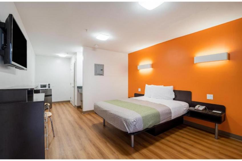 1 King Bed  Non-Smoking Micfridge - foto 4
