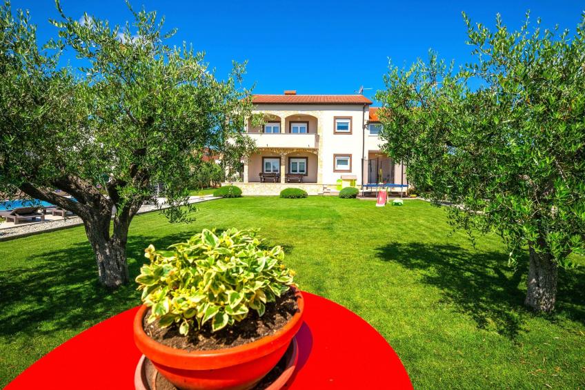 Schöne Villa in ruhiger Stadt mit Pool und BBQ - foto 35
