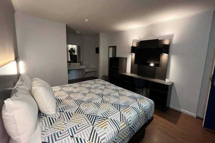 1 King Bed  Non-Smoking Micfridge - foto 5