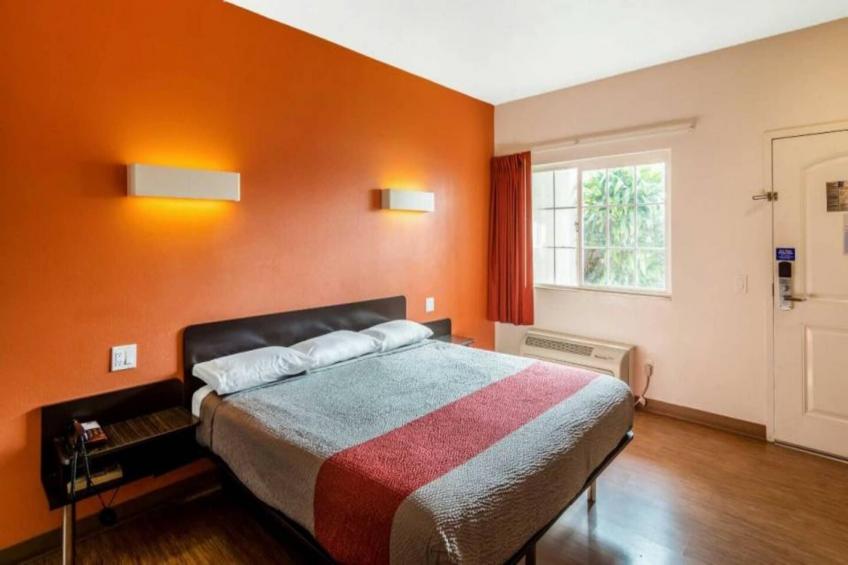 1 King Bed  Non-Smoking Micfridge - foto 4