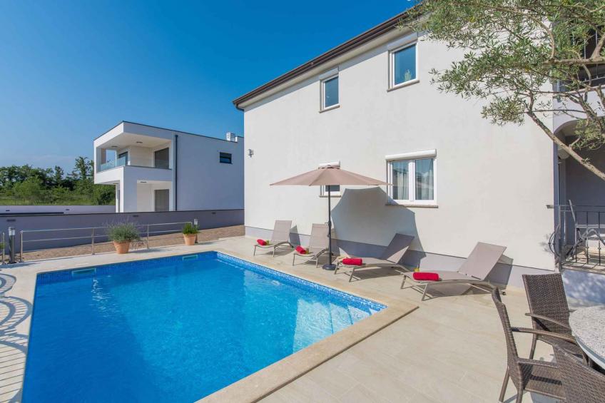 Holiday apartment with terrace and pool - BF-9J7X2
