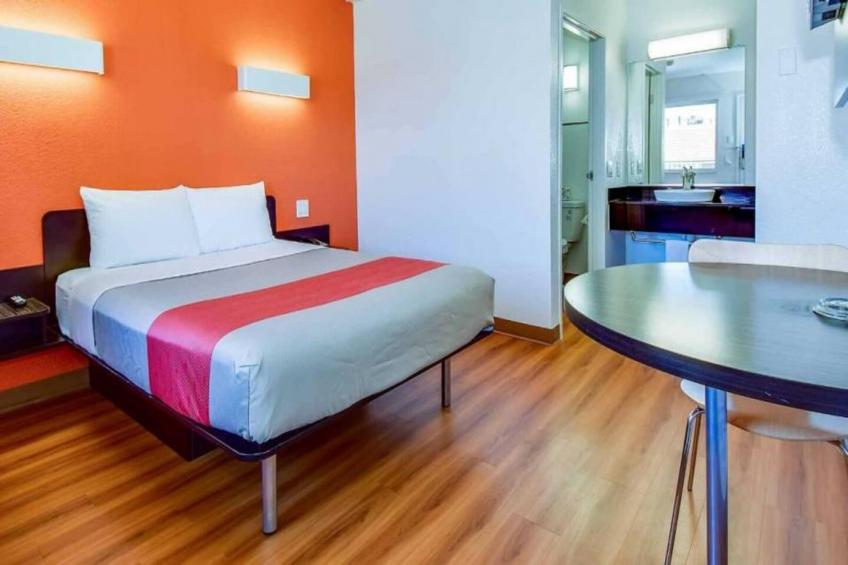 1 Queen Bed  ADA/Tub/Smoking - foto 5