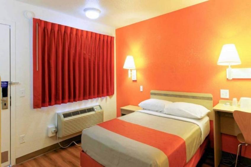 1 Queen Bed  Micfridge - foto 8