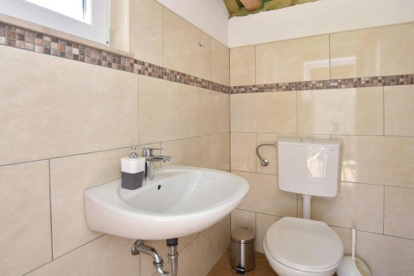 Serene Villa with Pool, BBQ, and Authentic Tavern Surrounded by Nature - Five Bedroom Holiday Home - foto 15