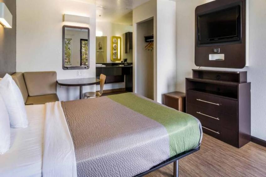 1 King Bed  Non-Smoking Kitchen - foto 10