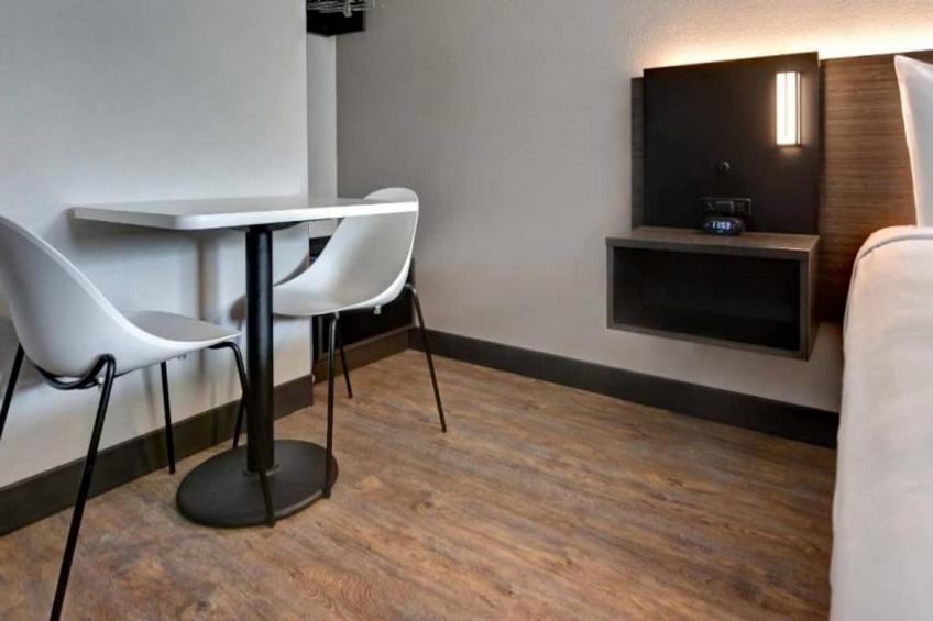 1 King Bed  Mobil Access Tub Nsmk Kitchen - foto 20