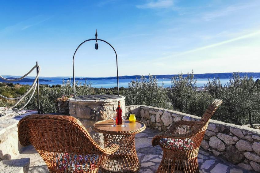 in Kaštel Lukšić mit großer Terrasse und Bergblick - foto 8