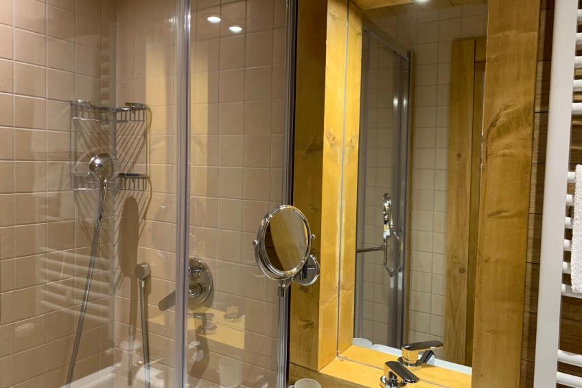 Die Ski-Suite hat ein Schlafzimmer und ein kleines Wohnzimmer ohne Küche. - foto 22