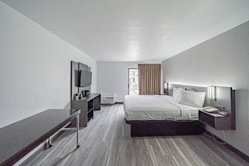 1 King Bed  Suite Non-Smoking Kitchen - foto 12