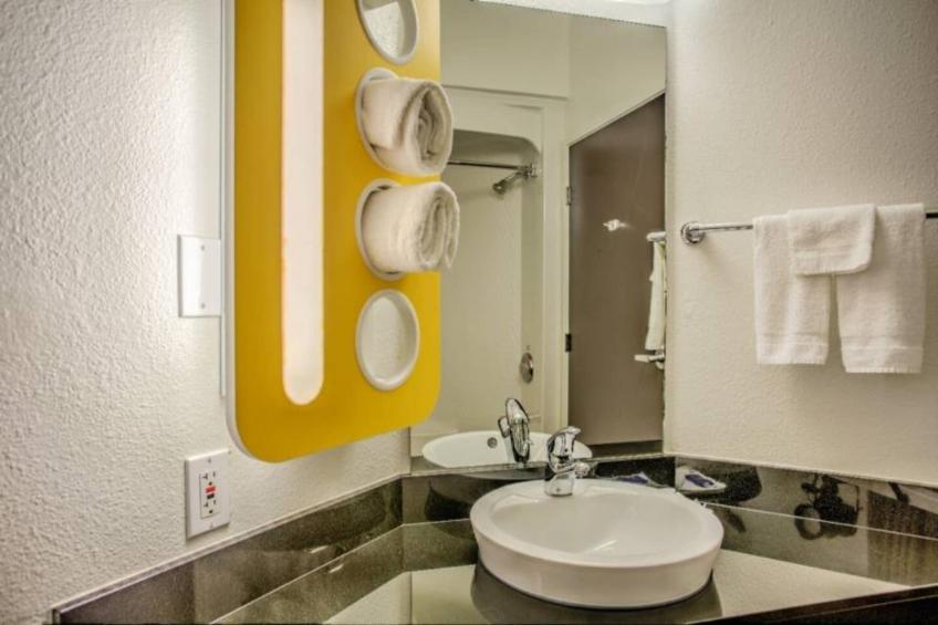 1 Queen Bed  Non-Smoking Mini Fridge - foto 17